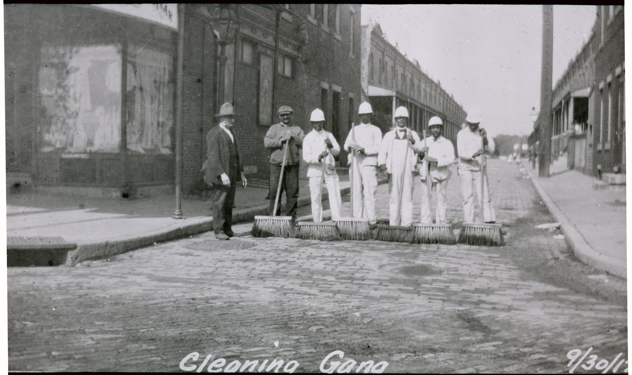 Cidade Rua Limpeza Gang, Filadélfia, c.1920 de American Photographer