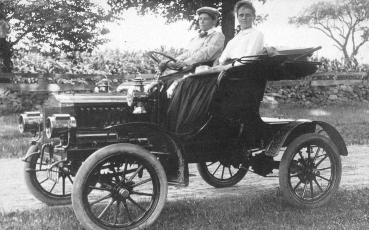 Frances Kellor e Mary Dreier sentadas em um automóvel antigo, c.1910 de American Photographer