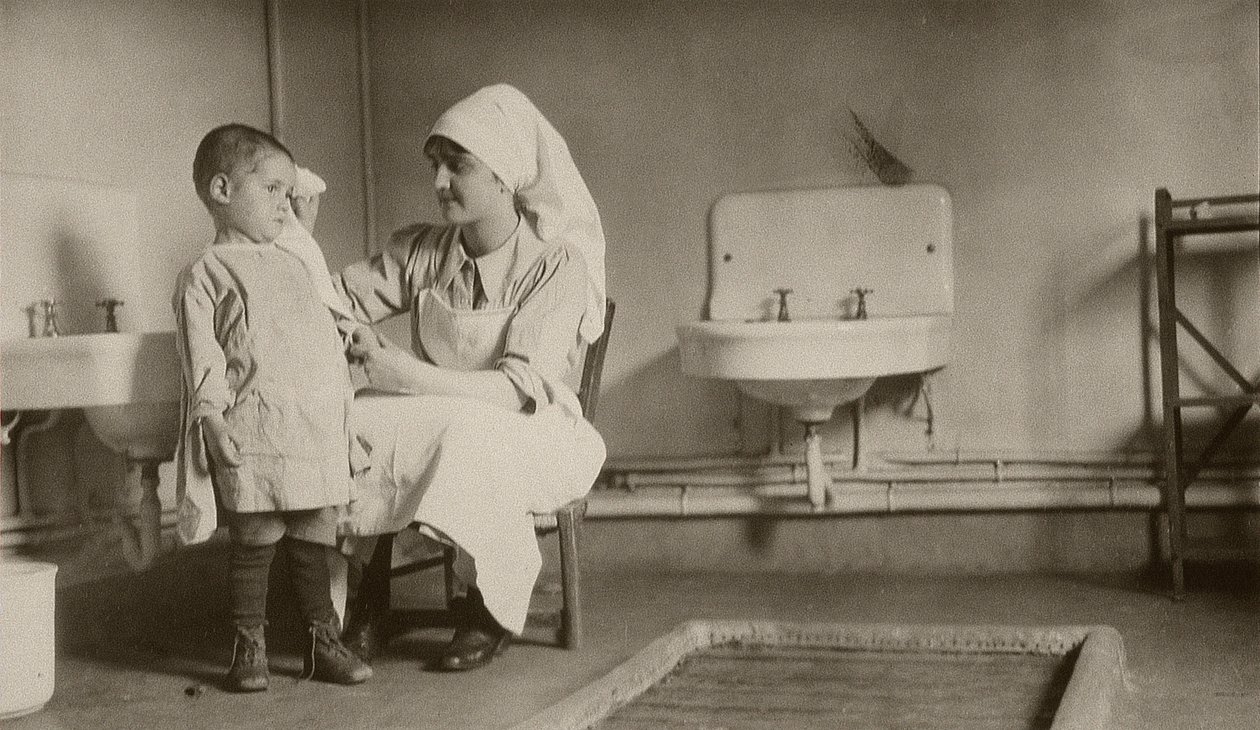 Enfermeira cuidando de uma criança doente em colônias de Passay e Saint-Quentin para refugiados e órfãos, 1919 de American Photographer