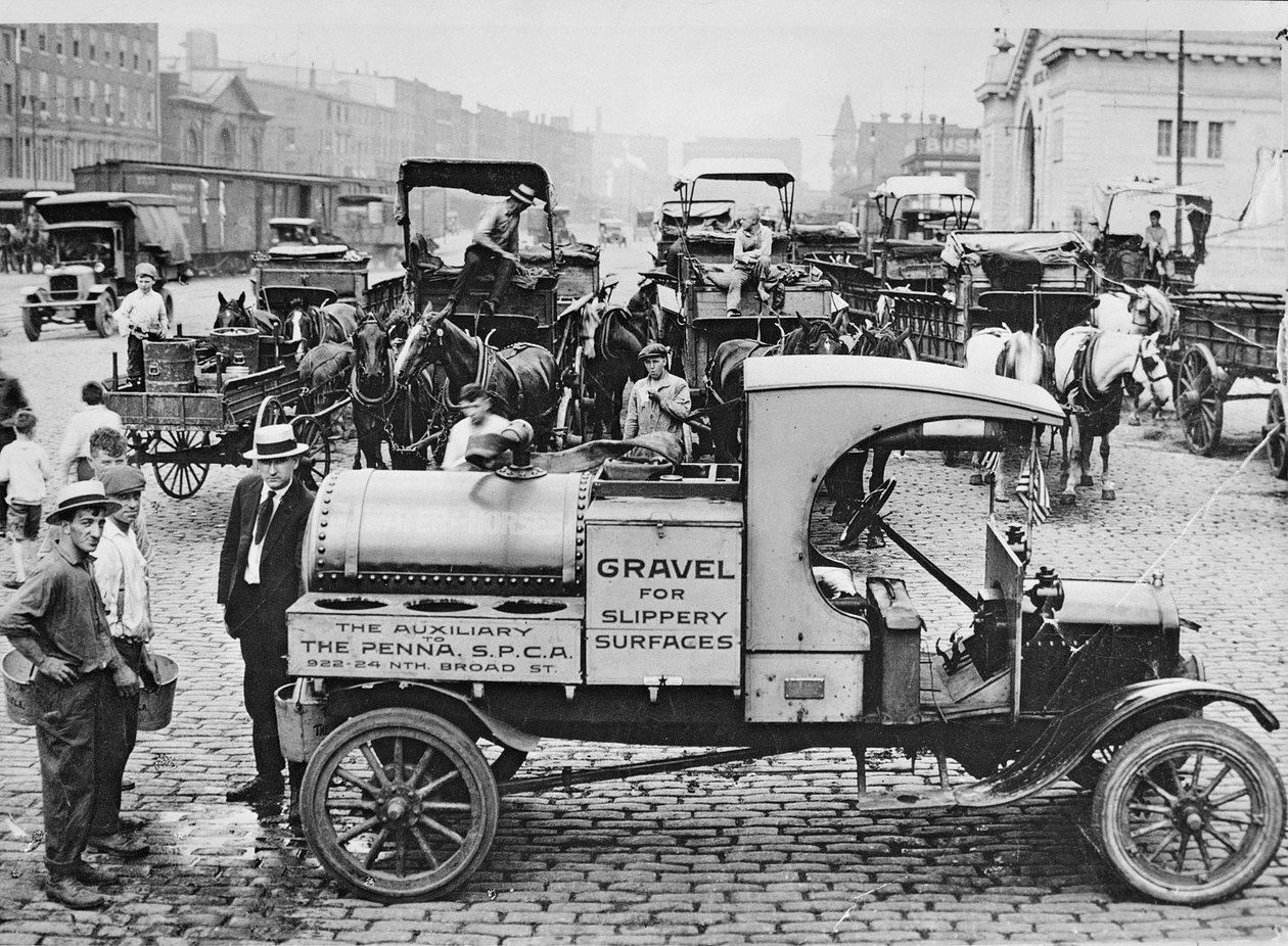 Caminhão de cascalho SPCA, Filadélfia, c.1920 de American Photographer