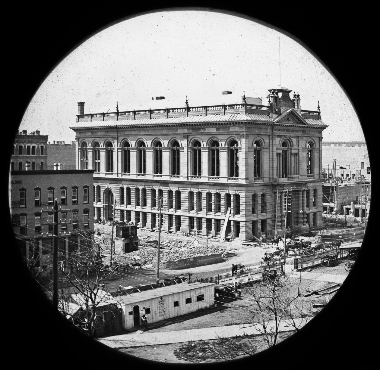 A Câmara de Comércio está sendo reconstruída após o Grande Incêndio de Chicago, c.1872 (lamparina de vidro) de American Photographer