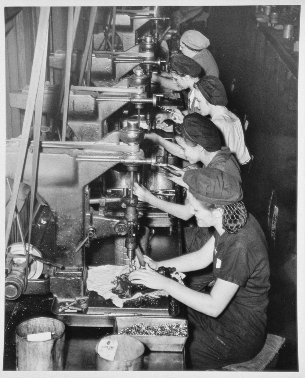 Mulheres que montam peças de aeronaves dentro de fábricas, c.1943 de American Photographer