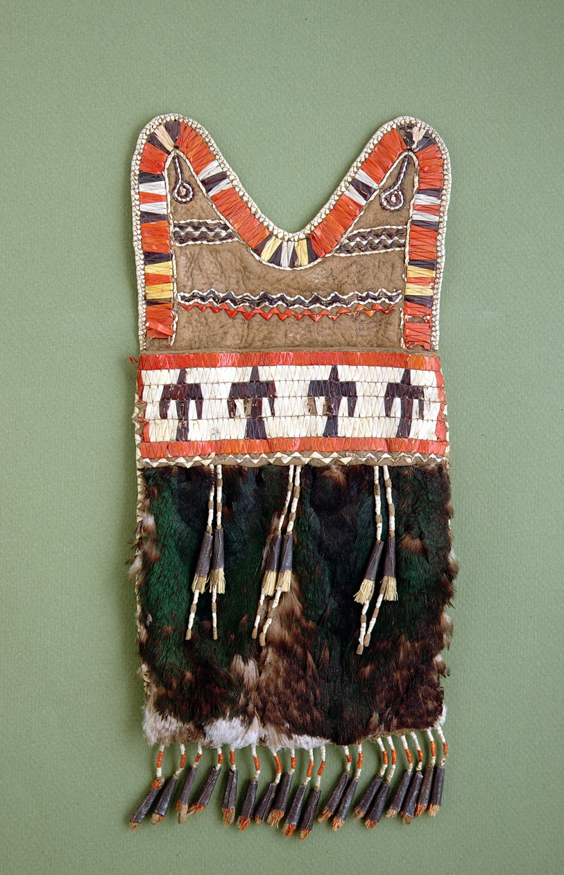Saco, Sauk e Fox, nativo americano, c.1820 (couro de gamo, couro cabeludo pato pato, espinhos porco-espinho, cones de estanho, cabelo de veado) de American School