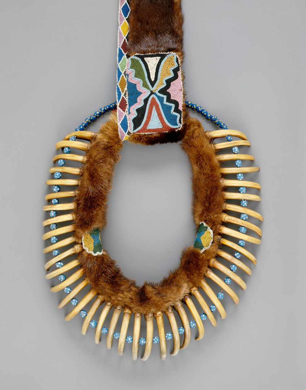 Colar de garra de urso, Mesquakie, c.1835 de American School