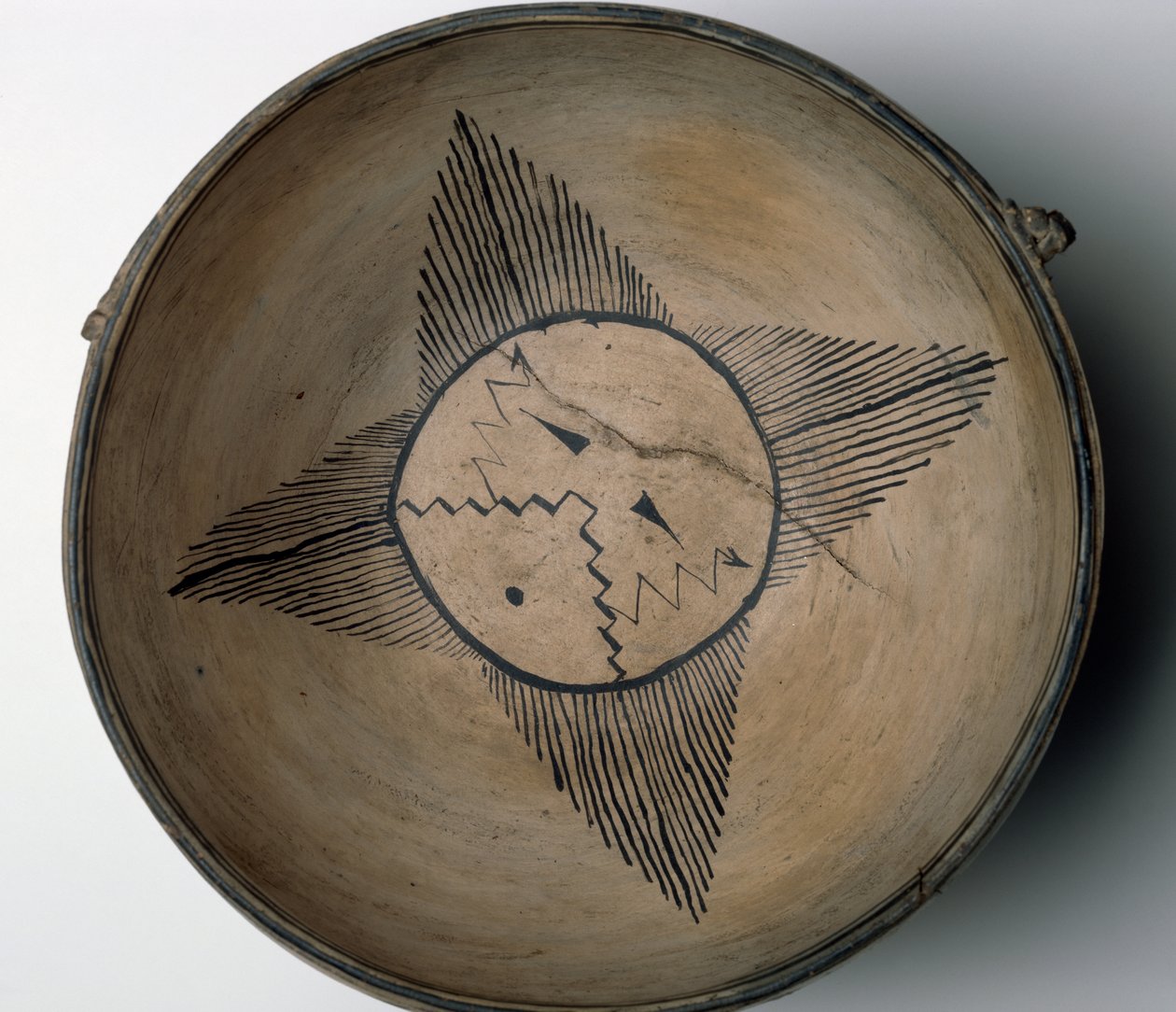 Cochiti Pueblo ritual tigela com sol, pássaros, nuvens, raios e chuva, c.1890 (louça de barro com pintura de deslizamento policromada e couro cru) de American School