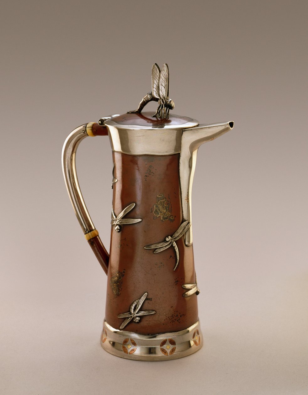 Coffeepot, Tiffany and Company, 1879 (prata esterlina com cobre) de American School
