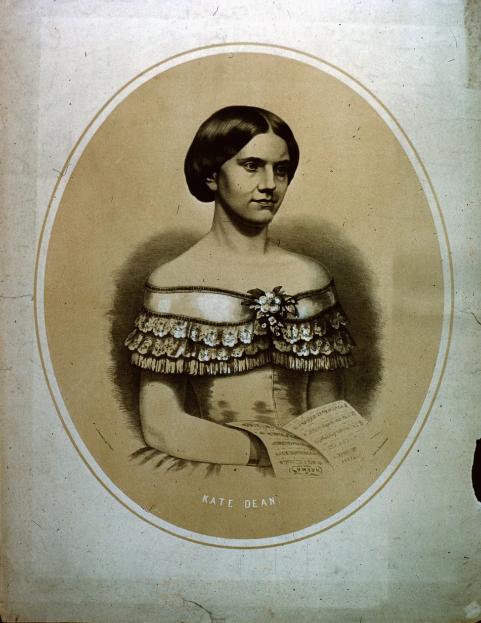 Kate Dean com o livro de músicas de Norma de American School
