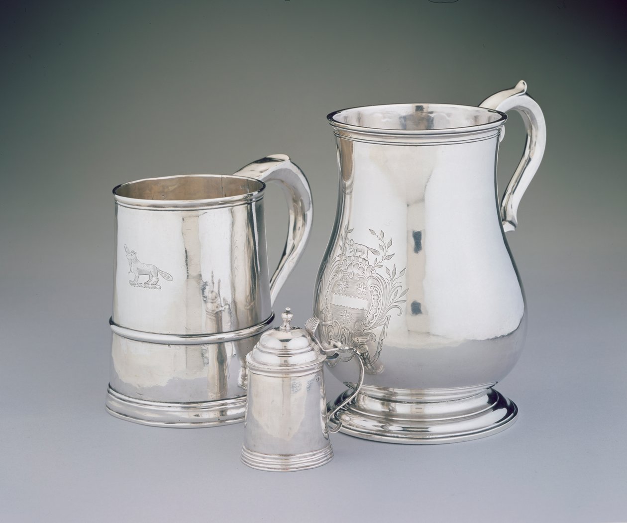 LtoR: Caneca, 1725-35 por John Burt (1692-174546) caneca em miniatura, c.1757 por Samuel Edwards (1705-62) e cann, c.1760 por Benjamin Burt (1729-1805) de Boston, Massachusetts (prata) de American School