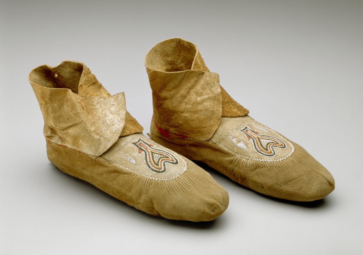 Mocassins, Menominee, c.1830 (camurça defumada, espinhos de porco-espinho e tecido de lã) de American School