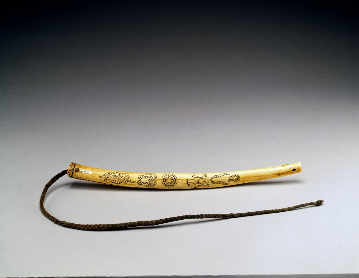 Quirt, chifre de alce gravado, Crow Nation, c.1840 (osso) (ver também 434925) de American School