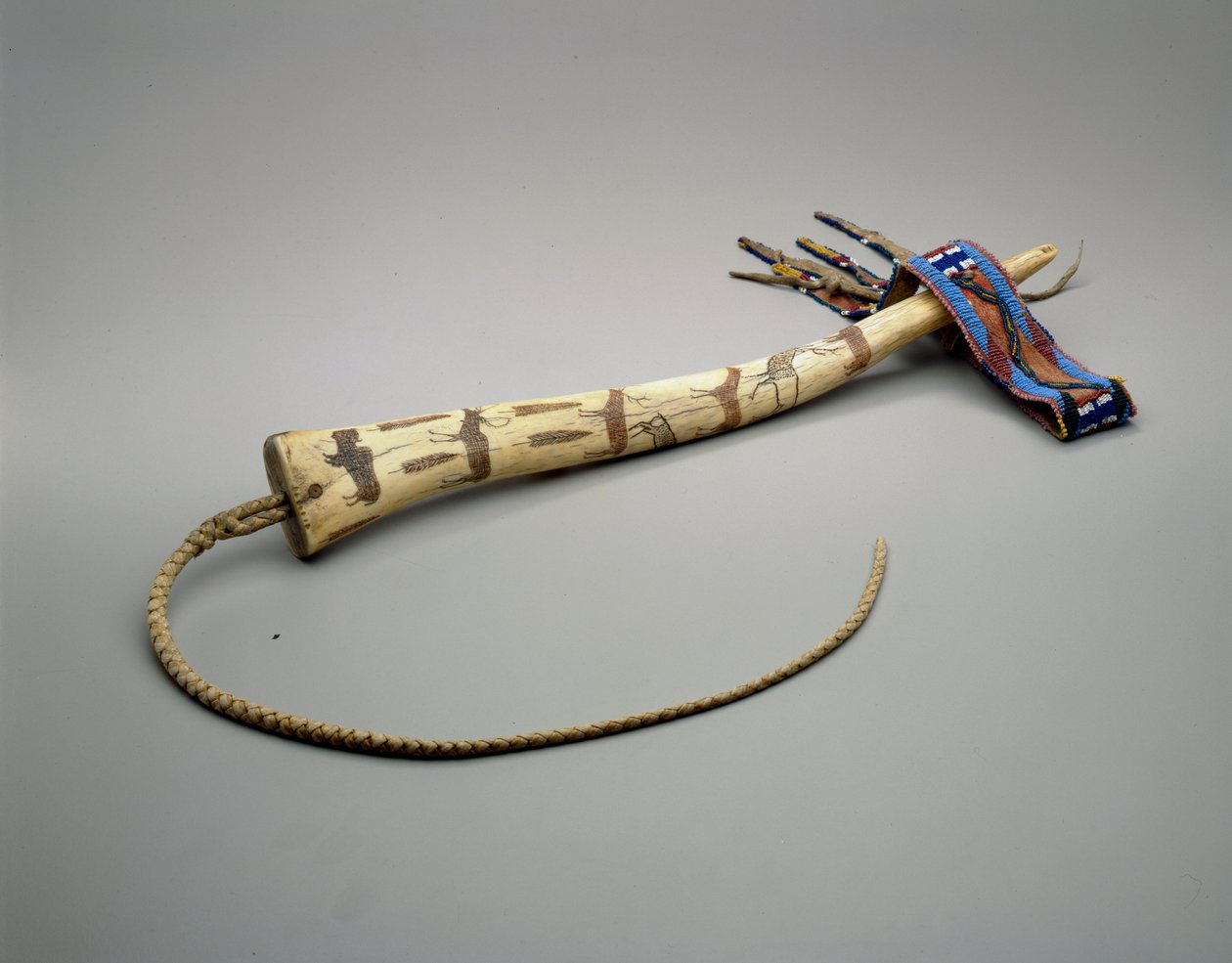 Quirt, chifre de alce gravado, Osage Nation, c.1875 (osso) de American School