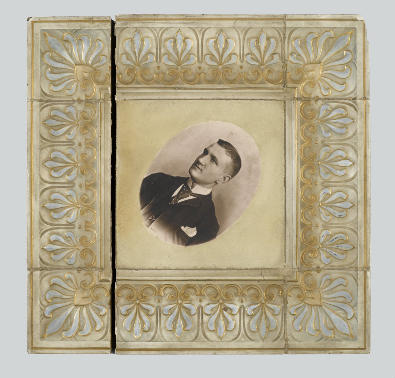 Azulejo, da empresa americana Encaustic Tile Company Ltd., fabricado em Zanesville, 1895 (material ocular de vidro) de American School