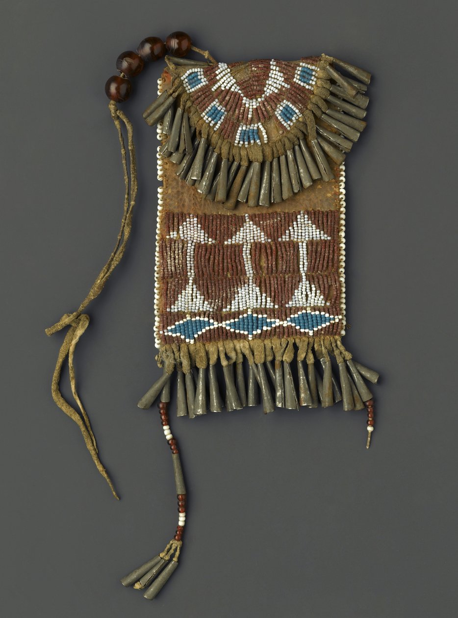 Caso da correia da mulher, possivelmente Ute ou Kiowa, 1880-90 (hedi, metal, contas e pigmento) de American School