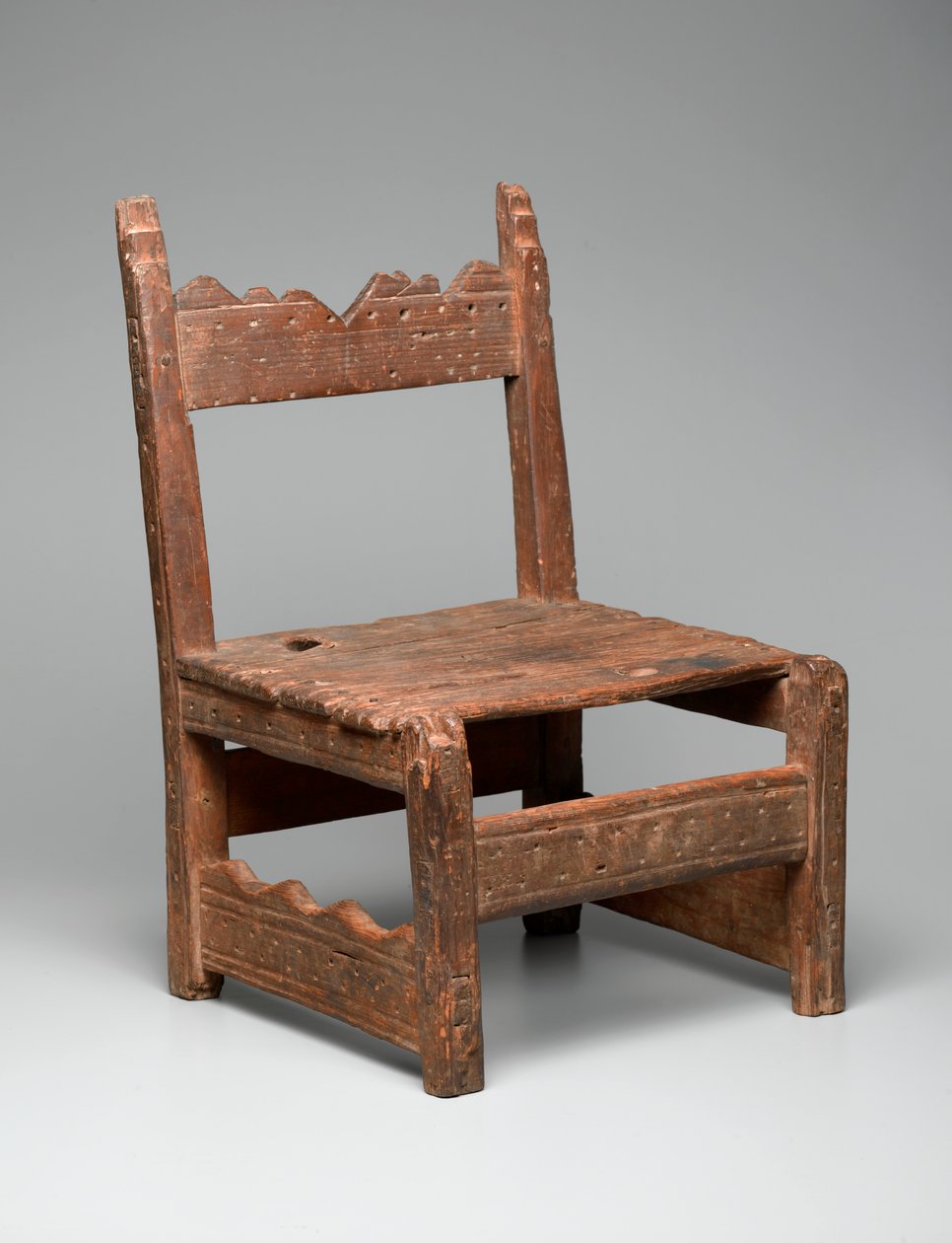 Cadeira Zuni (tsem-pai-yai-nai) do Novo México, c.1850 (madeira manchada com pregos de ferro) de American School