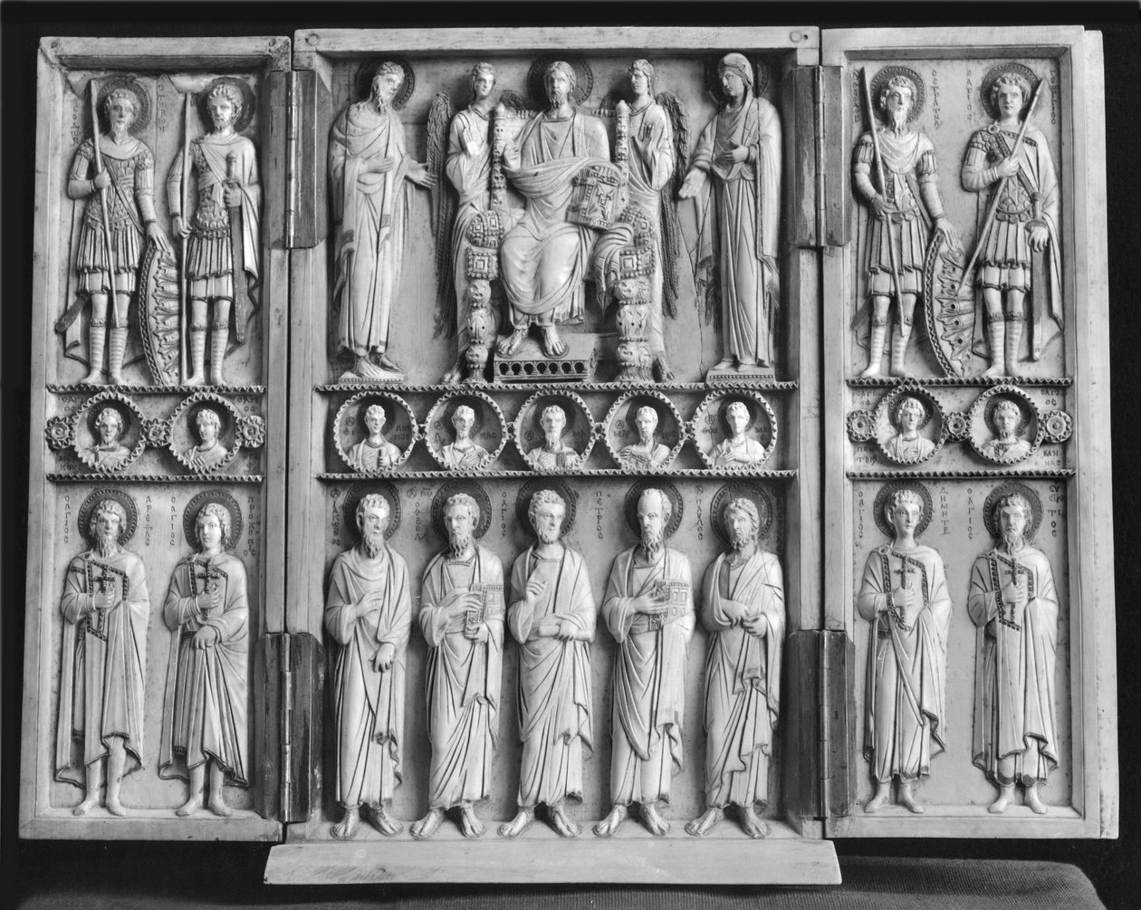 Tríptico representando Cristo entronizado com a Virgem, São João Batista e outros santos (ver 213281) de Byzantine
