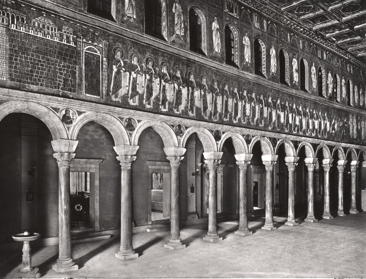Vista interior, de, a, nave, com, mosaicos, descrevendo, a, procissão, de, a, virgem, mártires de Byzantine School