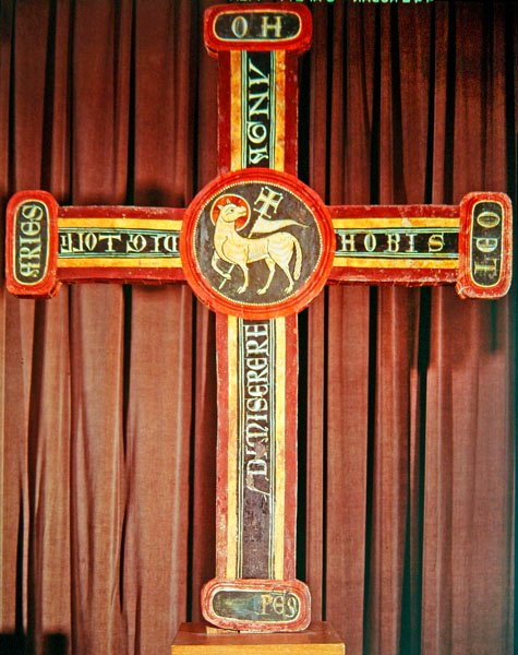 Agnus Dei Cross de Bagergue, c.1200 (têmpera, relevo de estuque e restos de placa metálica envernizada em madeira) de Catalan School