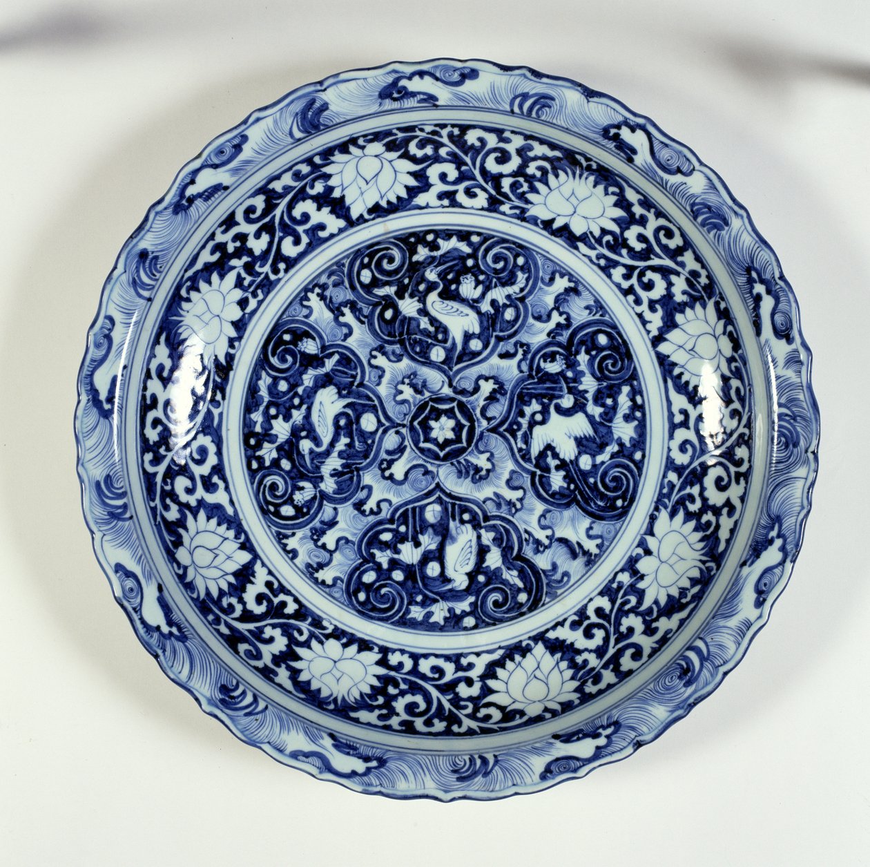 Carregador com decoração azul e branca, 1325-55 (porcelana) de Chinese School