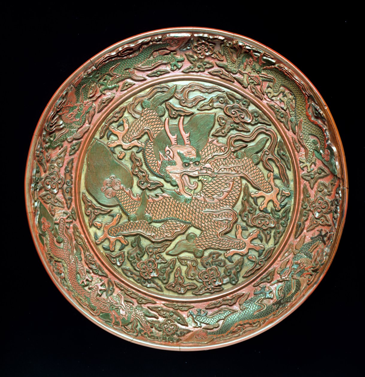 Prato circular decorado com nove dragões, dinastia Ming 1403-1644, período Jianjing 1522-66 (laca esculpida) de Chinese School