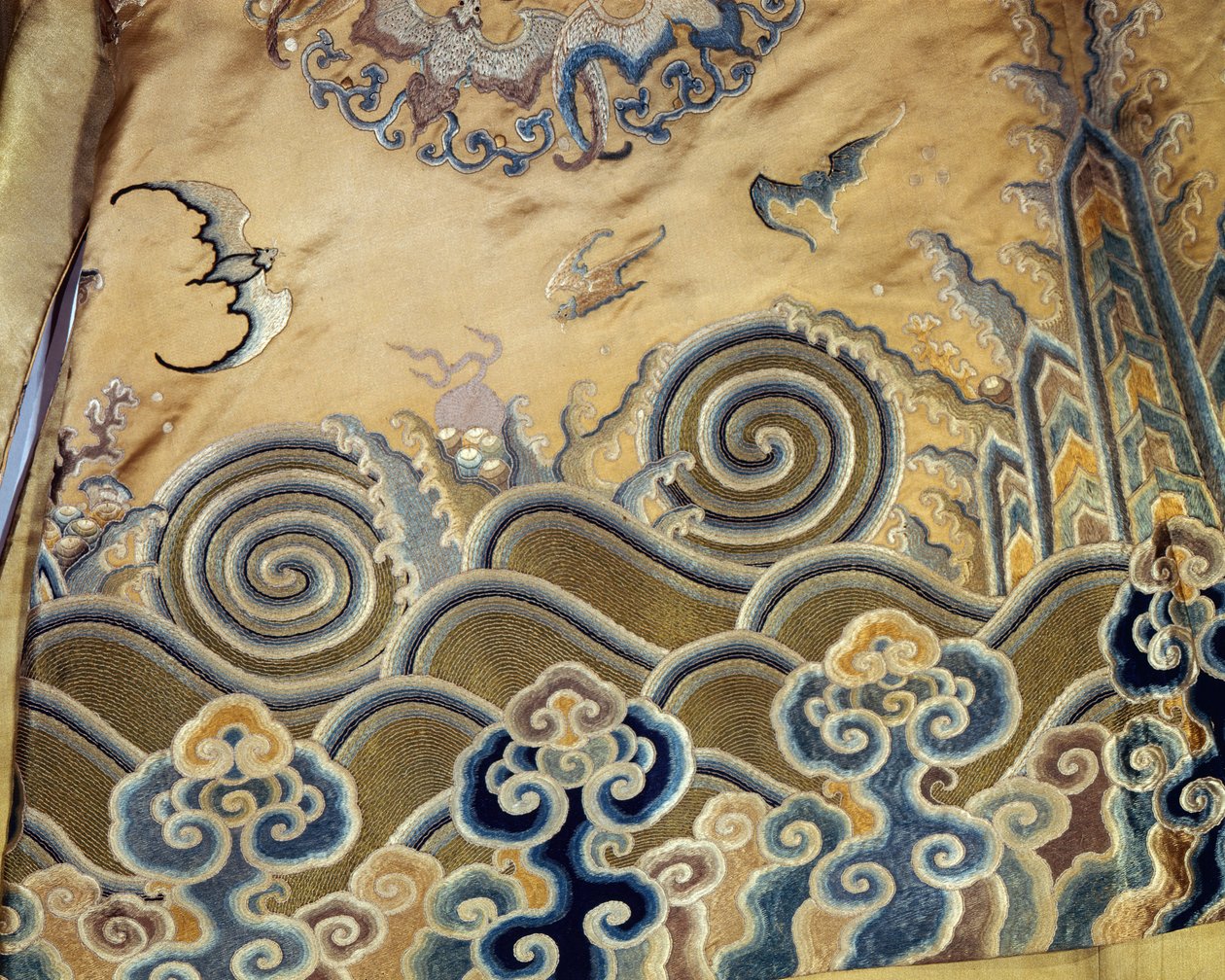 Detalhe de um manto funerário, dinastia Qing (1644-1912) (cetim) de Chinese School
