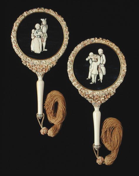 Par de espelhos de mão, provavelmente feitos em Canton, período Qianlong, 1736-95 (marfim policromado) (ver 207210) de Chinese School