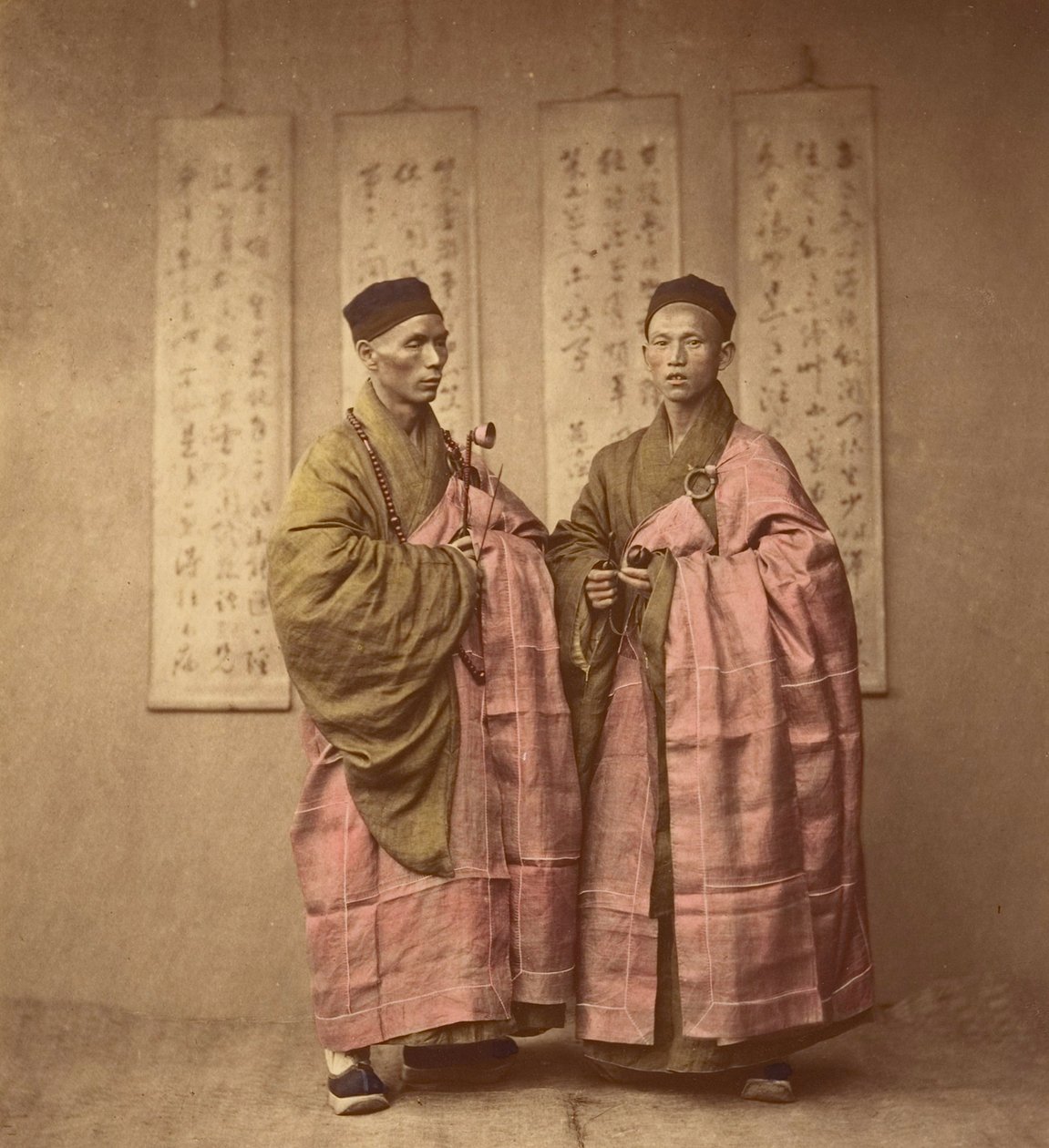 Dois homens em vestes rosa. c.1870 (impressão albumina) de Chinese School