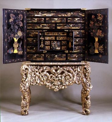 Gabinete em suporte dourado, aberto, c.1680 (laca) de Dutch School