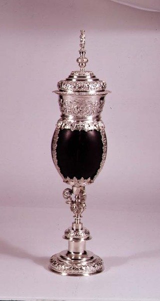 Taça de coco e tampa com prata repousee, 1656 (coco e prata) de Dutch School