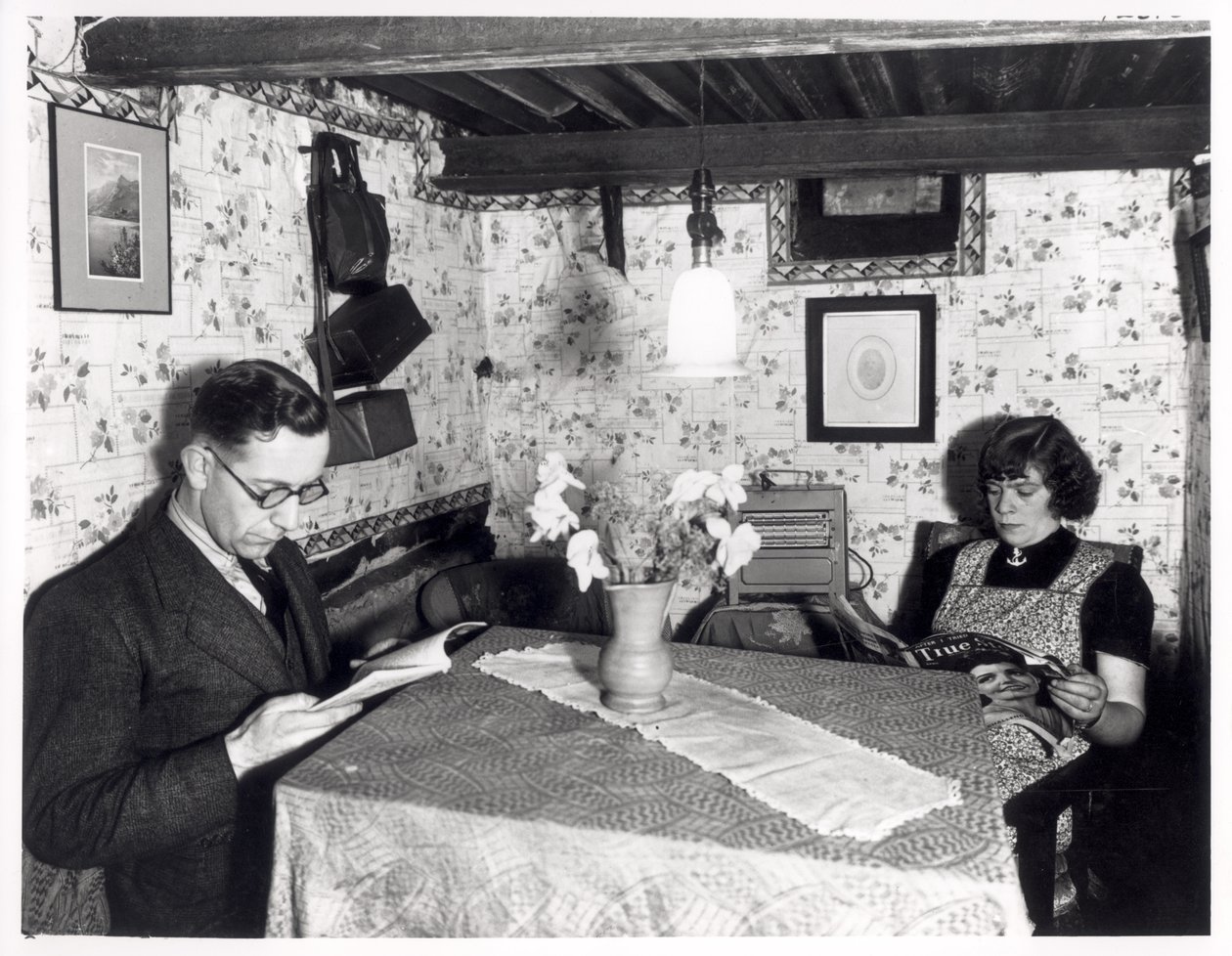 Um casal em um abrigo antiaéreo, 11 Cardigan Avenue, Leeds, 15 de outubro de 1940 de English Photographer