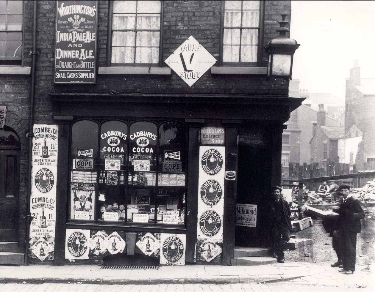 Cartazes publicitários em uma loja em North Street, Leeds, c.1895-1900 de English Photographer