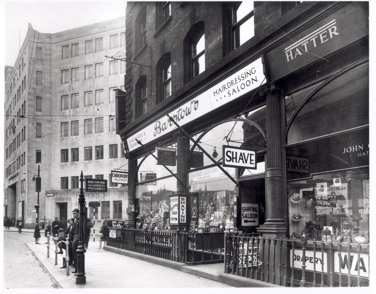 Barbershop Barstows em Wellington Street, Leeds, 1939 de English Photographer