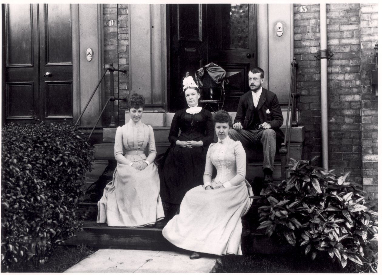 Grupo familiar nos degraus de 43 Reginald Terrace, Leeds, c.1889 de English Photographer