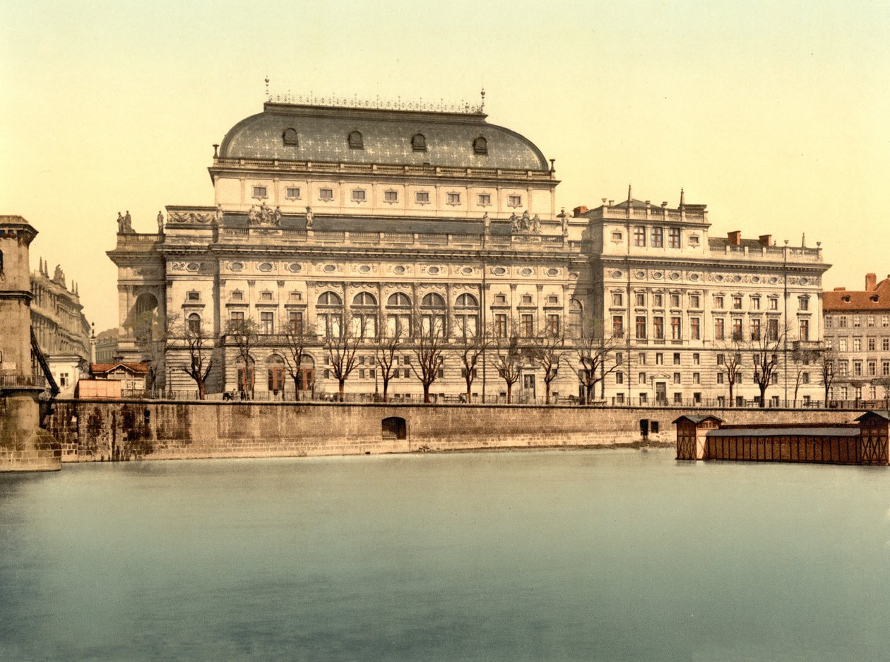 Teatro Nacional em Praga, pub. c.1890 - 1900 (cromolitógrafo) de English Photographer