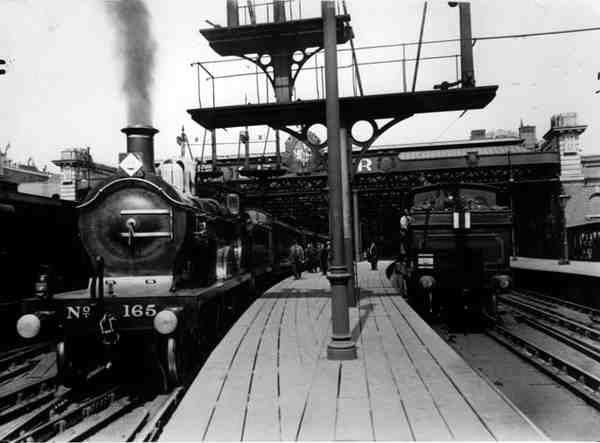 Trens a vapor na Estação Charing Cross, c.1913 de English Photographer