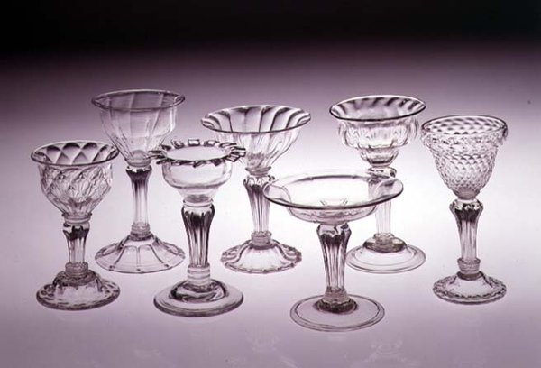Recolha de copos de fubá de pedestal, da esquerda para a direita: tigela de ogee acolchoada, 1740; tigela dupla de ogee, 1730; Tigela de ogiva dupla queimada com haste silesiana, 1730; tigela de pires com caule silesiano, 1740; em dobro de English School