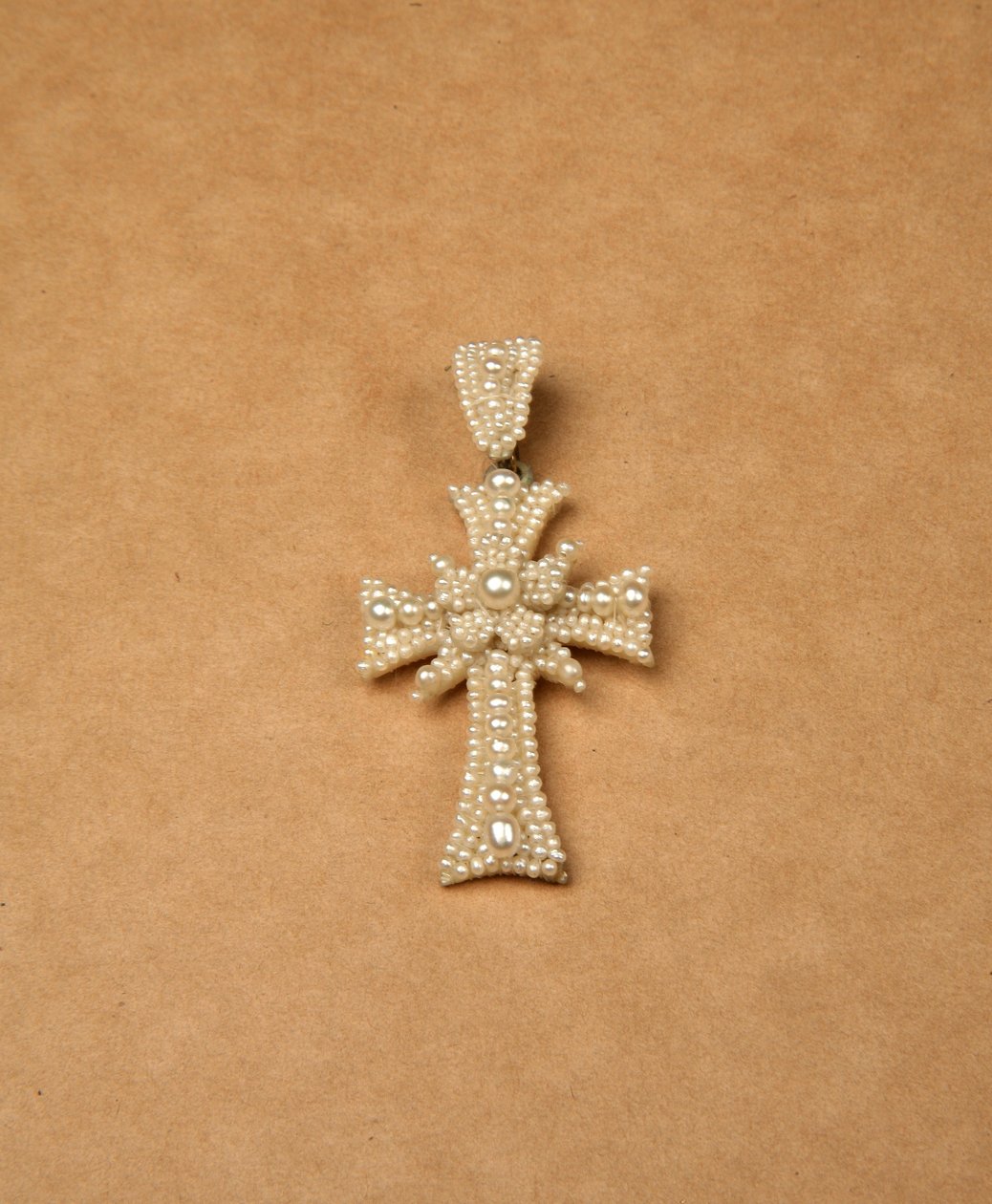 Pendente cruciforme, c.1855-80 (pérolas de semente em moldura de madrepérola) (ver também 345487) de English School