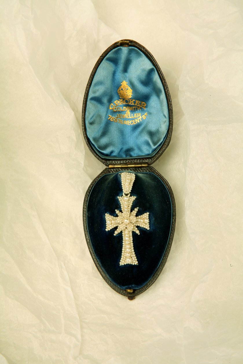 Pendente cruciforme em caixa de couro, c.1855-80 (pérolas de semente em moldura de madrepérola) (ver também 343599) de English School
