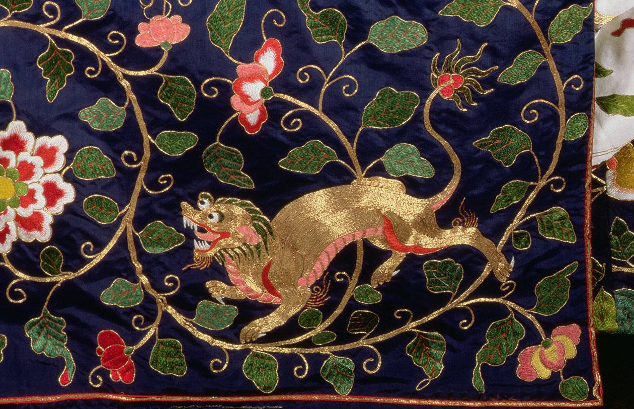 Dragão e flores estilizadas e folhagem, detalhe de tapeçarias de bordado chinesas da cama de estado (bordado) (detalhe de 32321) de English School