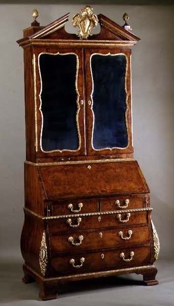Estante da escrivaninha de George I com lados do bombe e montagens do ormolu, c.1720 (noz do burr do pacote dourado) de English School