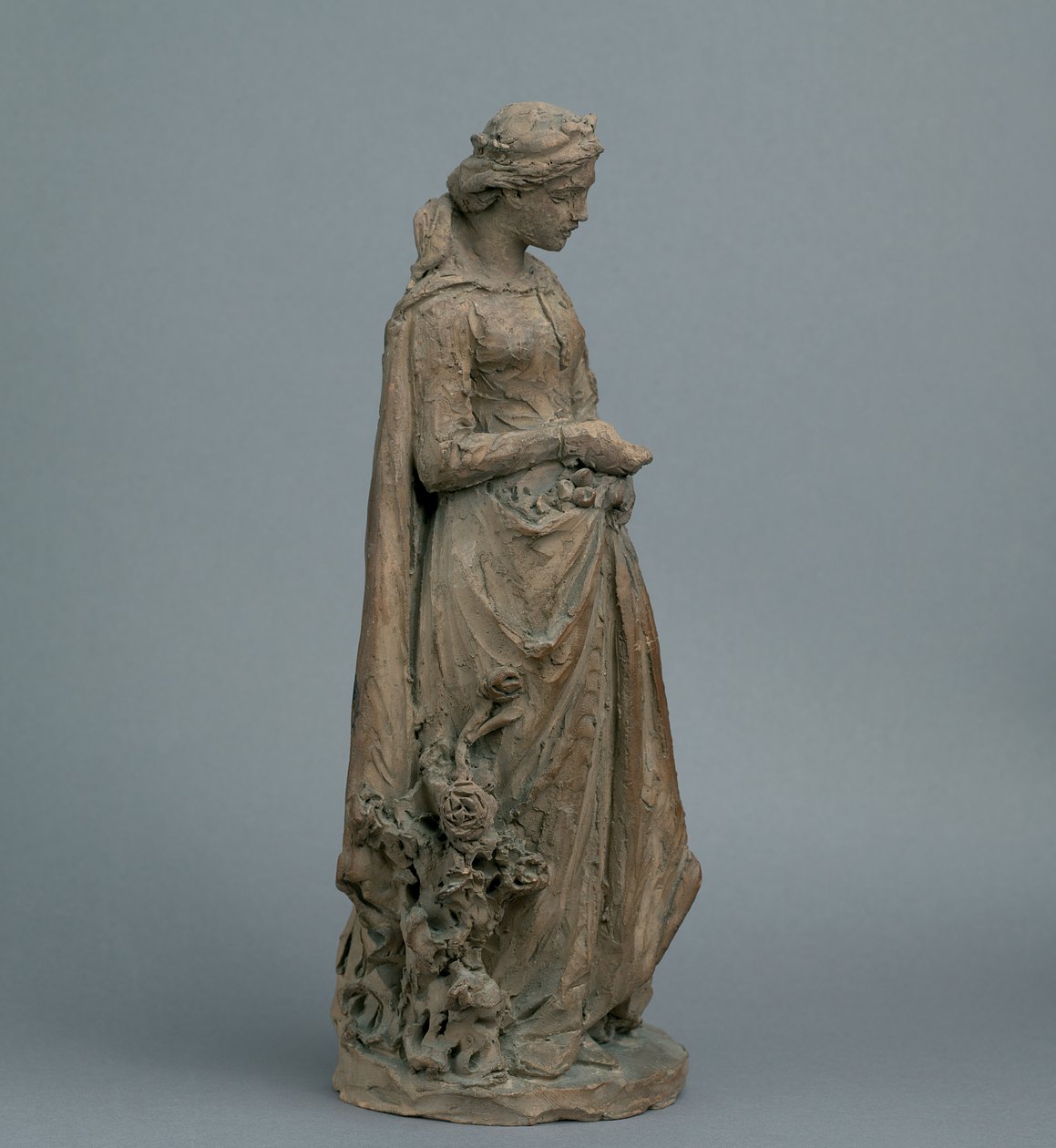 Garota de vestido medieval, escolhendo rosas, c.1870 (argila) de English School
