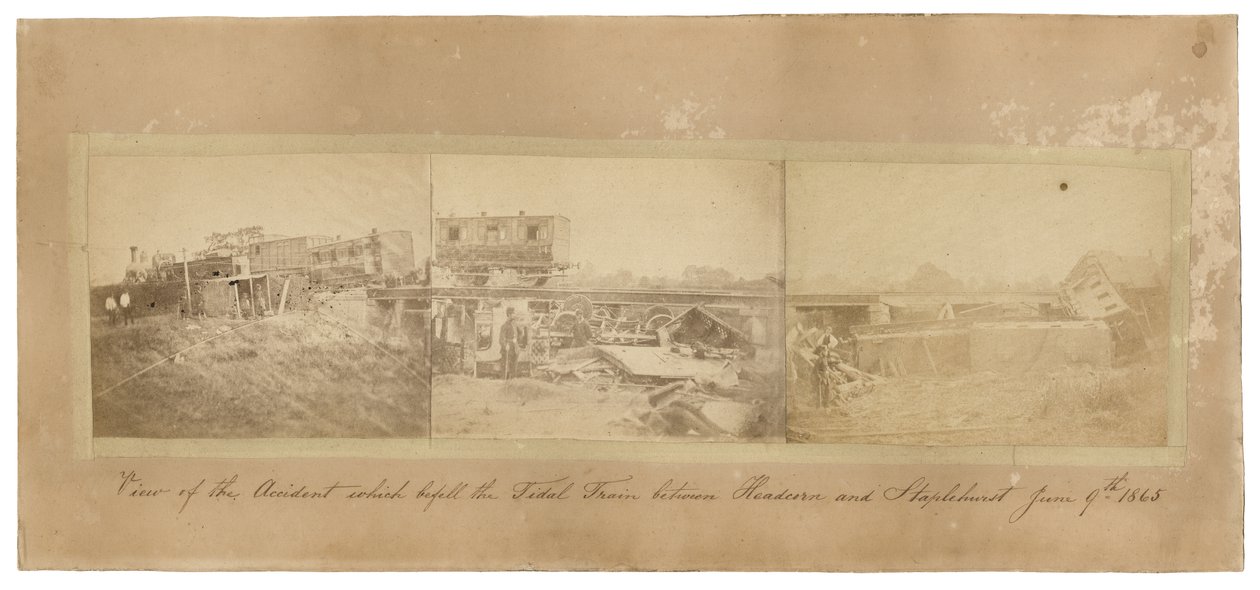 Montagem do acidente de trem de Staplehurst, 1865 (três fotografias em sépia montadas juntas em uma placa de suporte de cartão) de English School