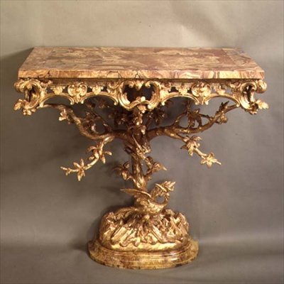 Um de um par de mesas casuais rococó Chippendale, c.1770 (giltwood) de English School