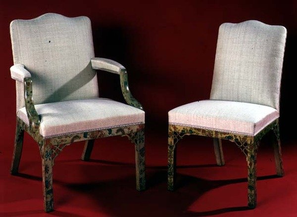 Parte de um conjunto de poltronas e cadeiras com suportes de chinoiserie pintados, c.1760 de English School