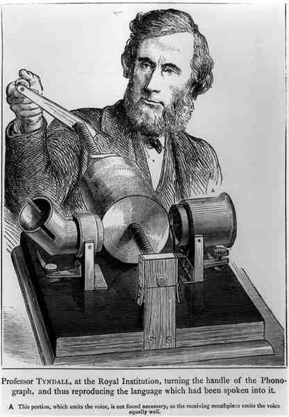 Professor John Tyndall (1820-93) na Royal Institution, girando a alça do fonógrafo de English School