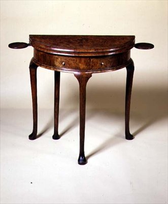 Mesa de cartão Queen Anne com pés de almofada, 1710 (nogueira) de English School