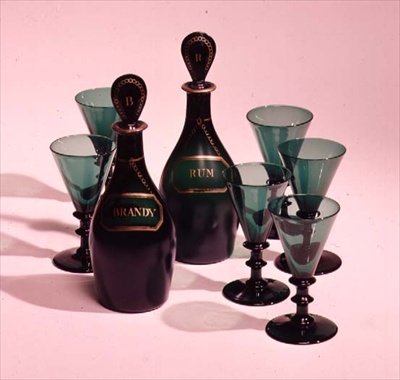 Conjunto de seis copos e decanters para rum e conhaque, final do século XIX (vidro verde) de English School