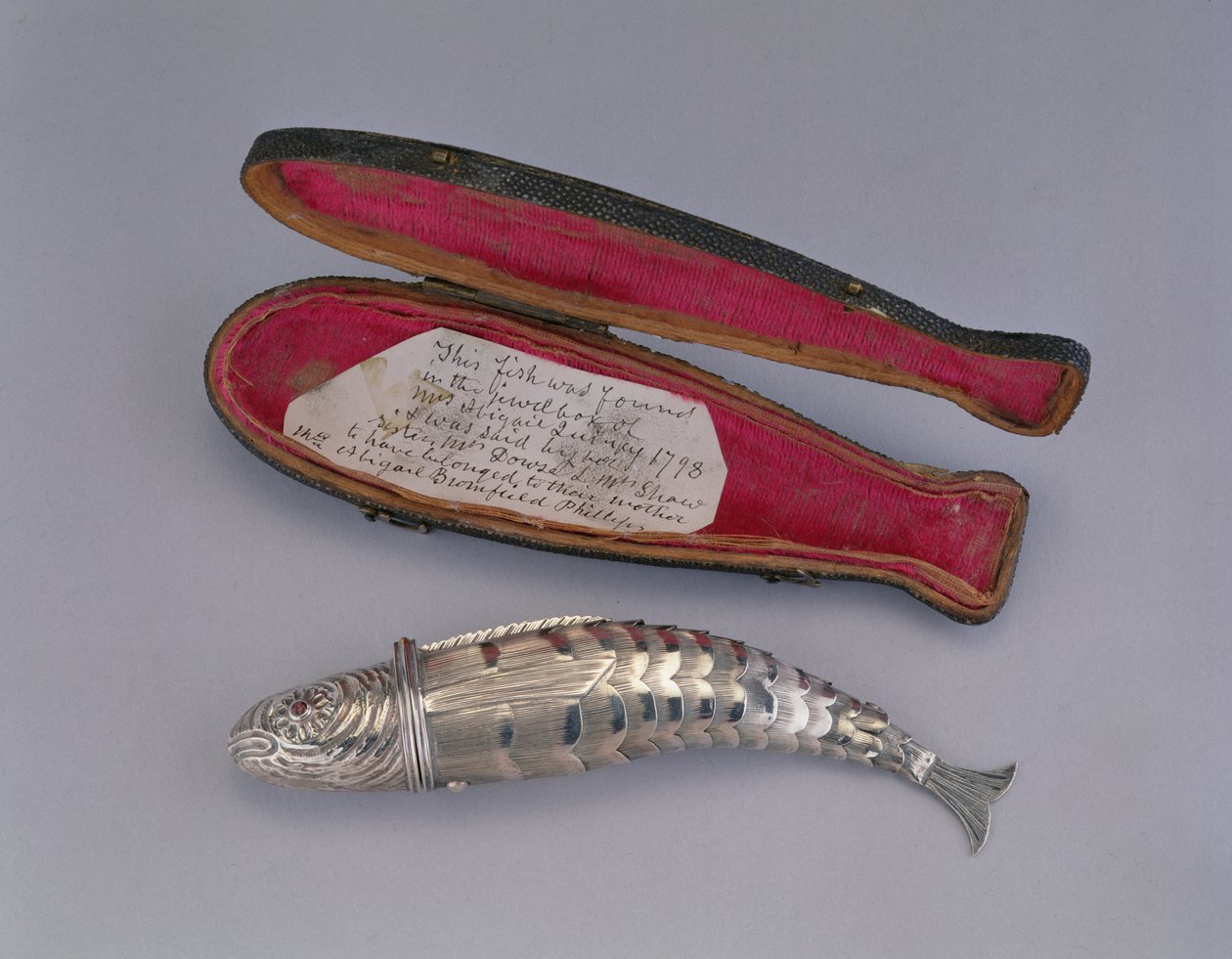 Kit de costura em forma de peixe, 1765-90 (prata) de English School