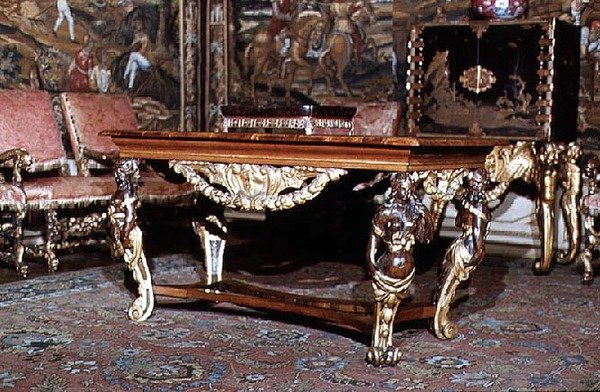 Mesa com pernas elaboradamente esculpidas, c.1675 (nogueira e pinho) de English School