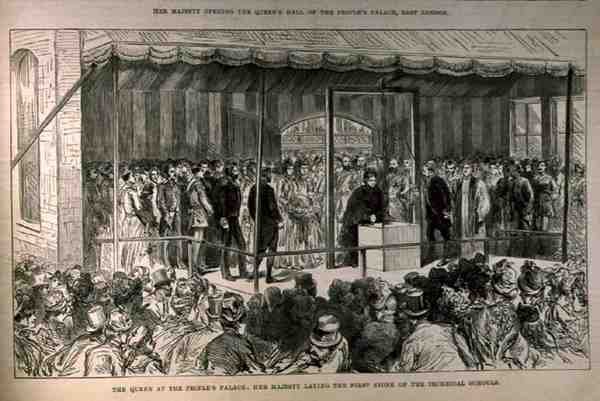 A Rainha no Palácio dos Povos: Sua Majestade Colocando a Primeira Pedra das Escolas Técnicas, de The Illustrated London News, 21 de maio de 1887 de English School
