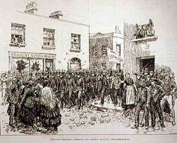 Os tumultos em Belfast: O policial entrando no distrito de Orange, Shankhill Road, do The Illustrated London News, em 19 de junho de 1886 de English School